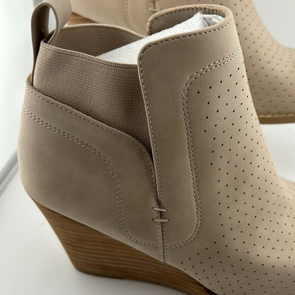 DV by Dolce Vita Boot Sz 8 Bootie Beige Soft Comfy Elastic Ankle Wedge NWOT - Picture 7 of 11
